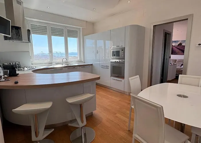 Frank's Sunset Apartment *