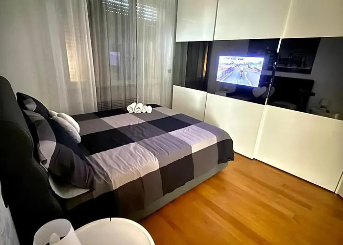 Frank's Sunset Apartment *