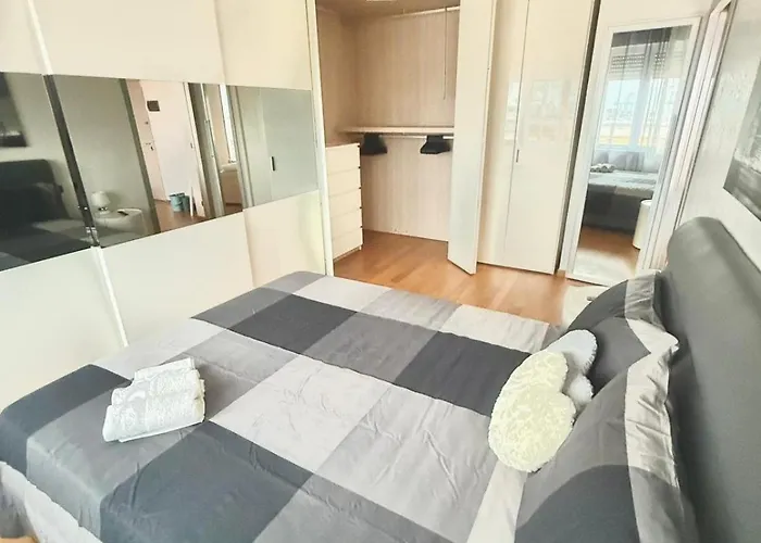 Frank's Sunset Apartment