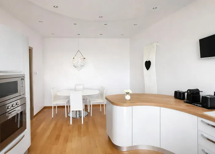 Frank's Sunset Apartment *