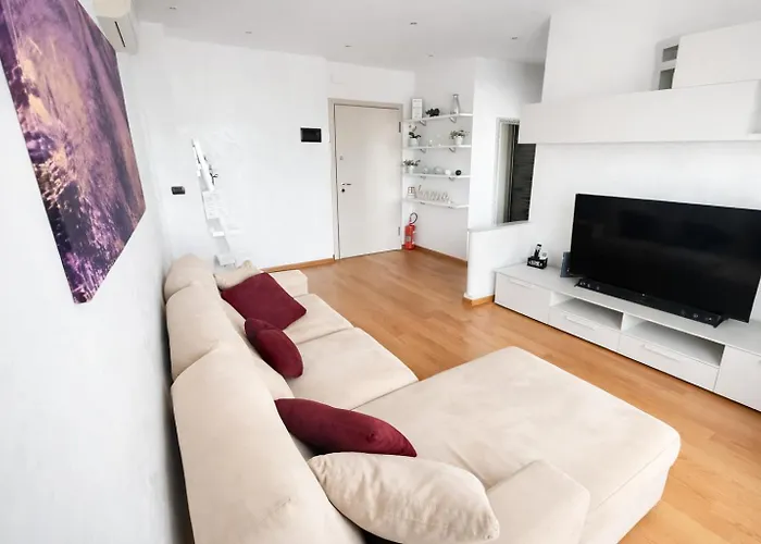 Frank's Sunset Apartment *