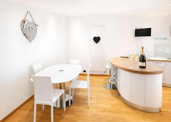 Frank's Sunset Apartment